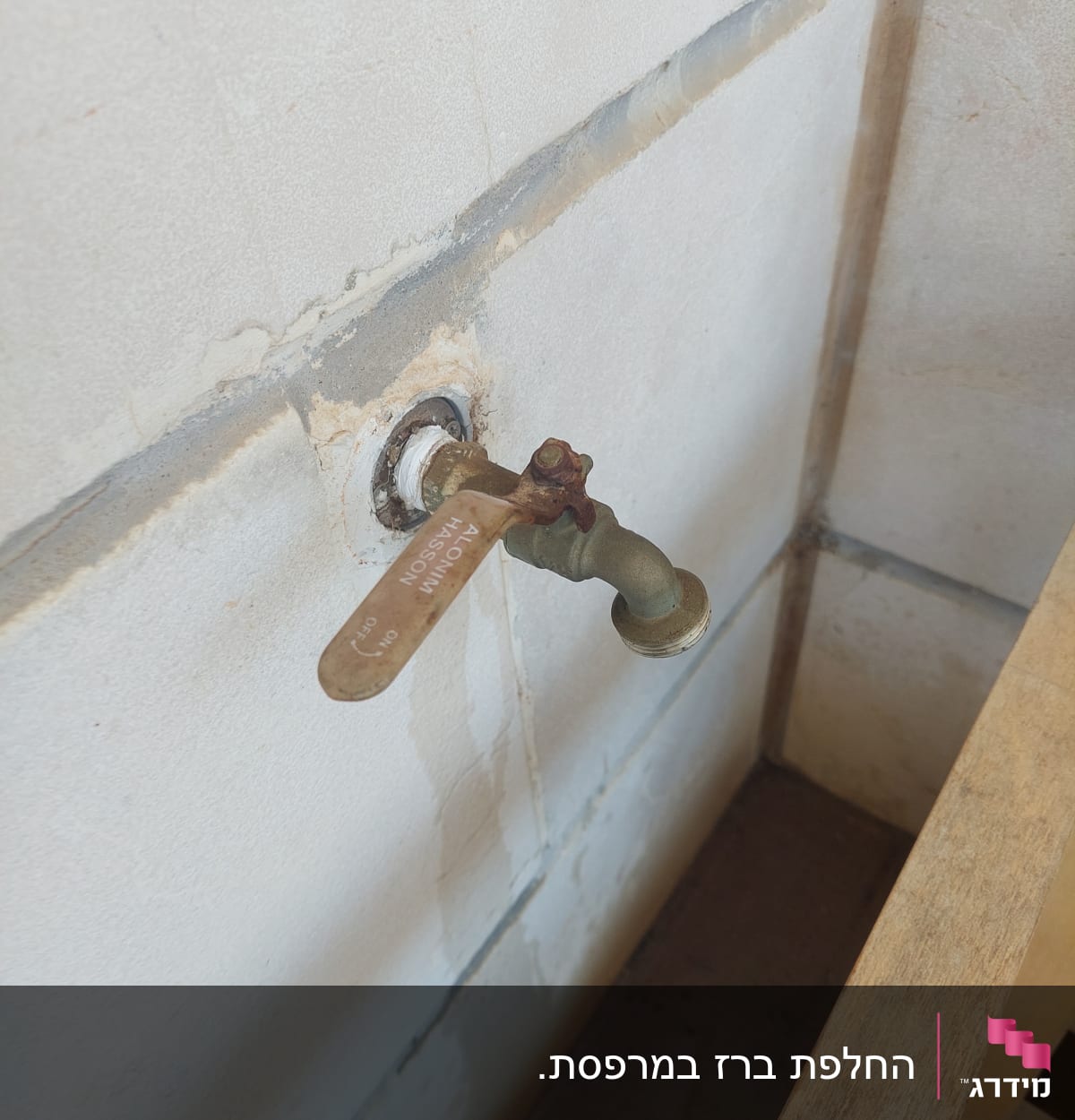 ברז מים מותקן על קיר אריחים